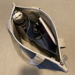 Capacité intérieure du sac zippé Compact Lutyl avec gourde carnet et lunettes