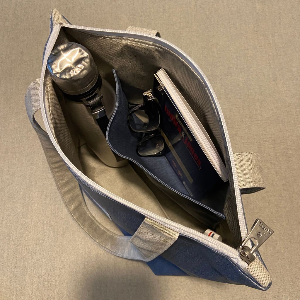 Capacité intérieure du sac zippé Compact Lutyl avec gourde carnet et lunettes