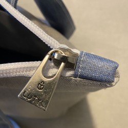 Détail de la fermeture zippée du sac Compact Lutyl en toile enduite, couture et zip solide