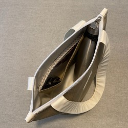 Capacité intérieure du sac zippé Compact Lutyl avec gourde carnet et lunettes