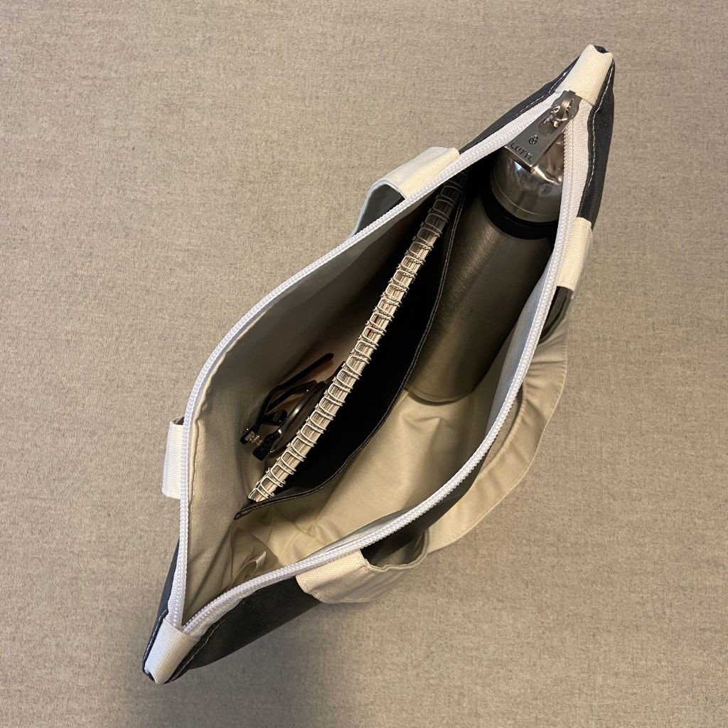 Capacité intérieure du sac zippé Compact Lutyl avec gourde carnet et lunettes