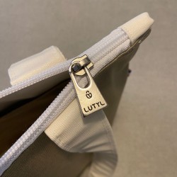 Détail de la fermeture zippée du sac Compact Lutyl en toile enduite, couture et zip solide