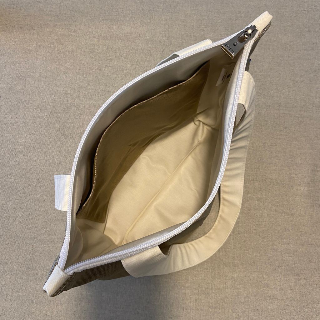 Intérieur du sac zippé Compact Lutyl avec poche intégrée en toile enduite