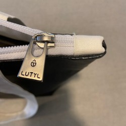 Détail de la fermeture zippée du sac zippé XL Lutyl  noir en toile enduite, couture et zip solide