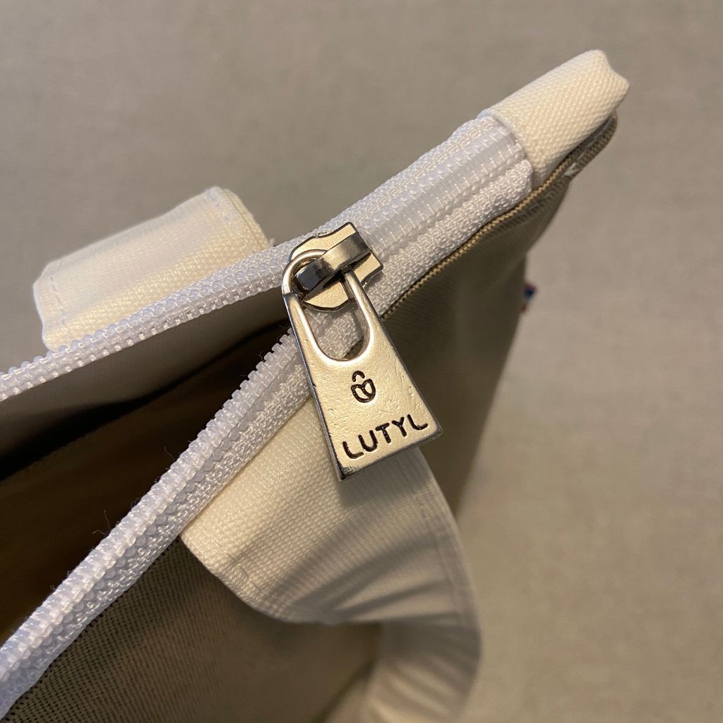 Détail de la fermeture zippée du sac zippé classique Lutyl taupe en toile enduite, couture et zip solide