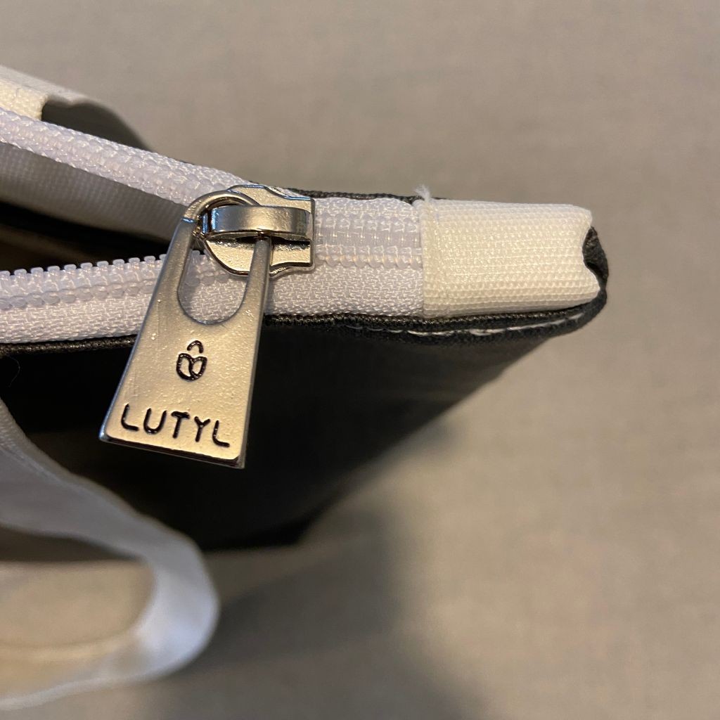 Détail de la fermeture zippée du sac zippé classique Lutyl noir en toile enduite, couture et zip solide