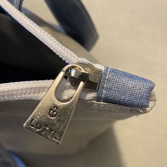 Détail de la fermeture zippée du sac zippé classique Lutyl gris en toile enduite, couture et zip solide