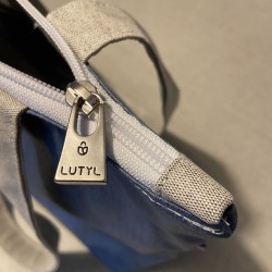 Détail de la fermeture zippée du sac zippé classique Lutyl bleu en toile enduite, couture et zip solide