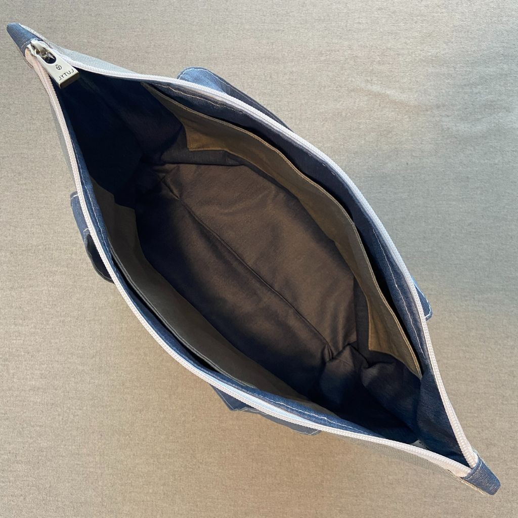 Intérieur du sac zippé Compact Lutyl gris anthracite avec 3 poches intégrée en toile enduite