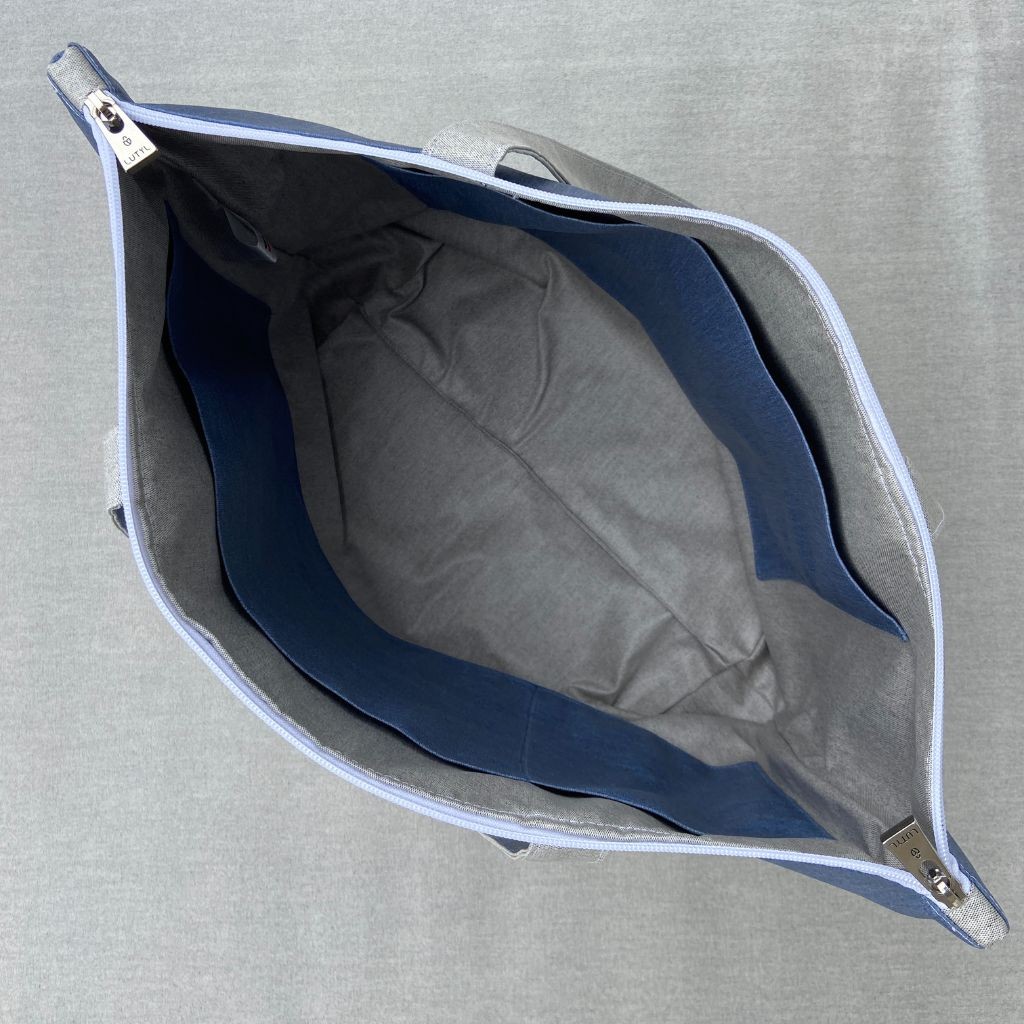 Intérieur du sac zippé XL Lutyl bleu denim avec 3 poches intégrée en toile enduite