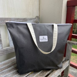 Sac zippé XL Lutyl noir anthracite en toile enduite posé sur banc extérieur