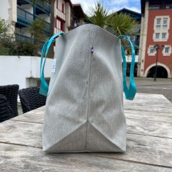 Profil du sac cabas classique Lutyl gris et bleu turquoise en situation extérieure