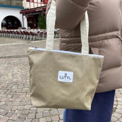 Sac zippé compact LUTYL taupe en toile enduite porté à l’épaule