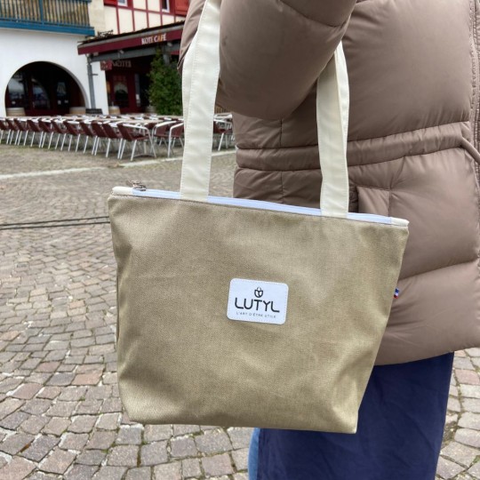 Sac zippé compact LUTYL taupe en toile enduite porté à l’épaule