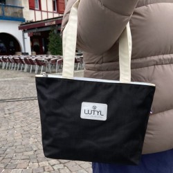 Sac zippé compact LUTYL noir en toile enduite porté à l’épaule