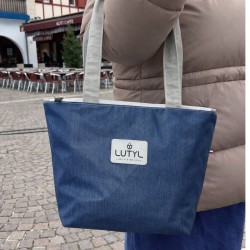 Sac zippé compact LUTYL denim en toile enduite porté à l’épaule