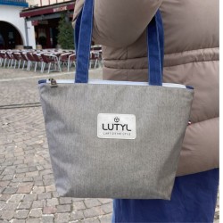 Sac zippé compact LUTYL gris en toile enduite porté à l’épaule