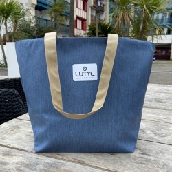 Sac cabas classique Lutyl bleiu denim et beige en situation extérieure