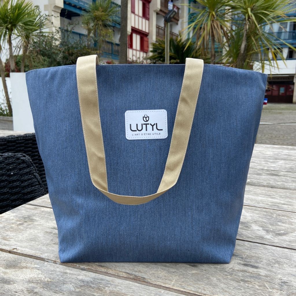 Sac cabas classique Lutyl bleiu denim et beige en situation extérieure
