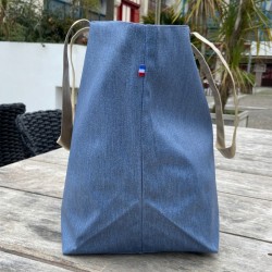 Profil du sac cabas classique Lutyl  bleu denim et beige en situation extérieure