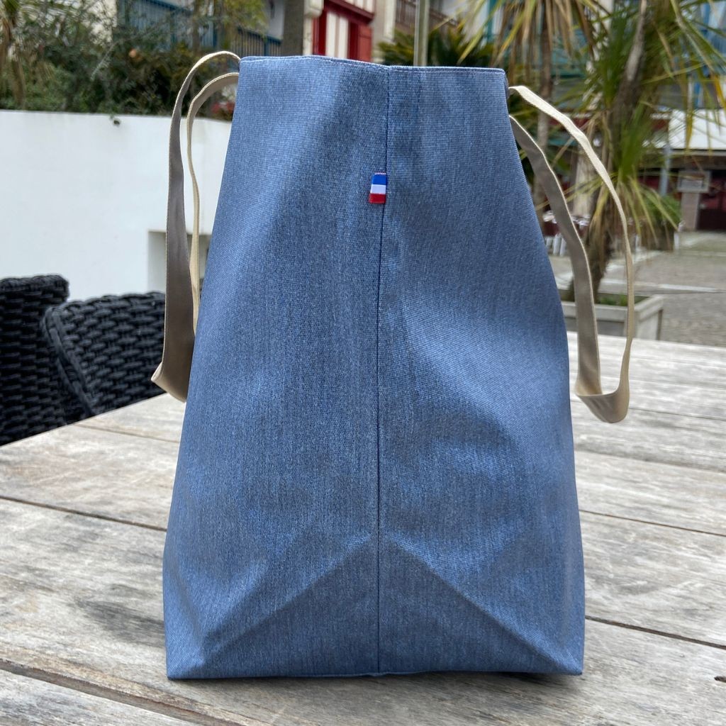 Profil du sac cabas classique Lutyl  bleu denim et beige en situation extérieure