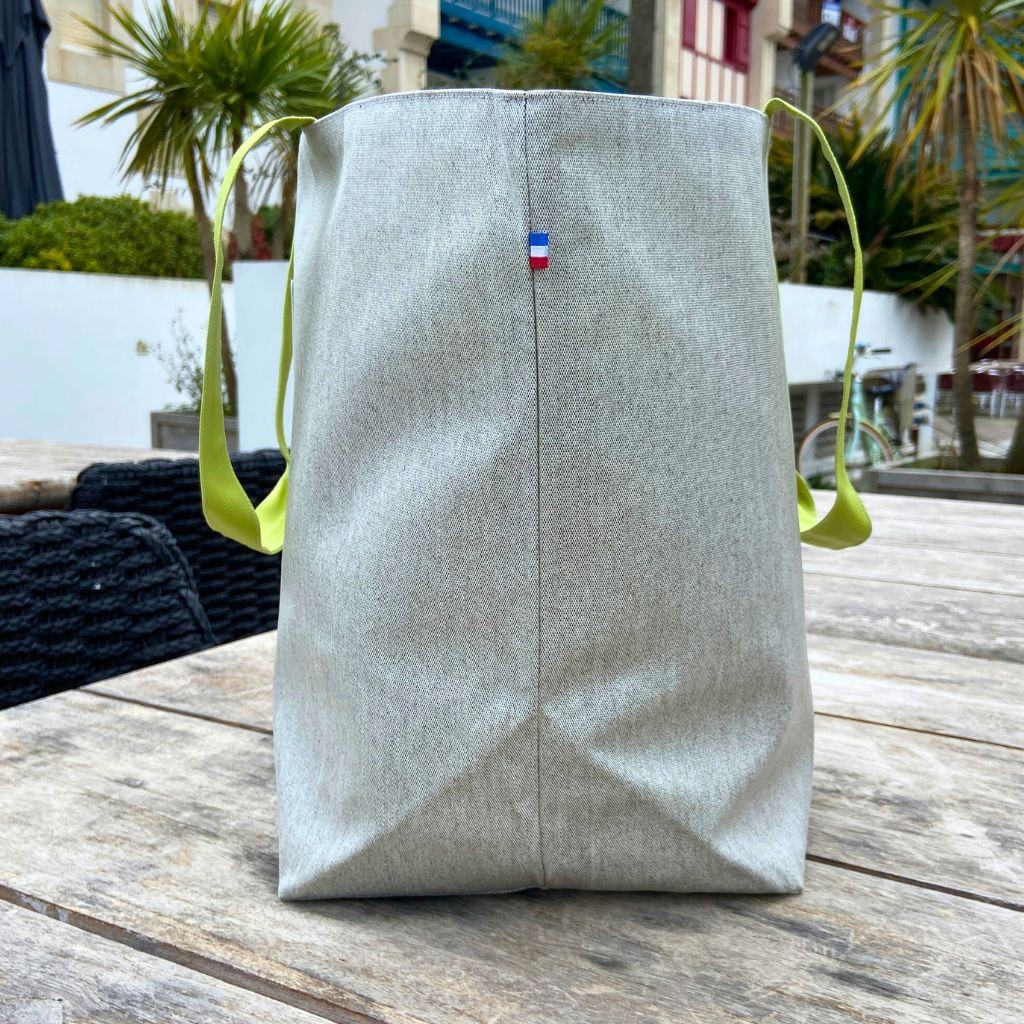 Profil du sac cabas classique Lutyl  gris et vert anis en situation extérieure