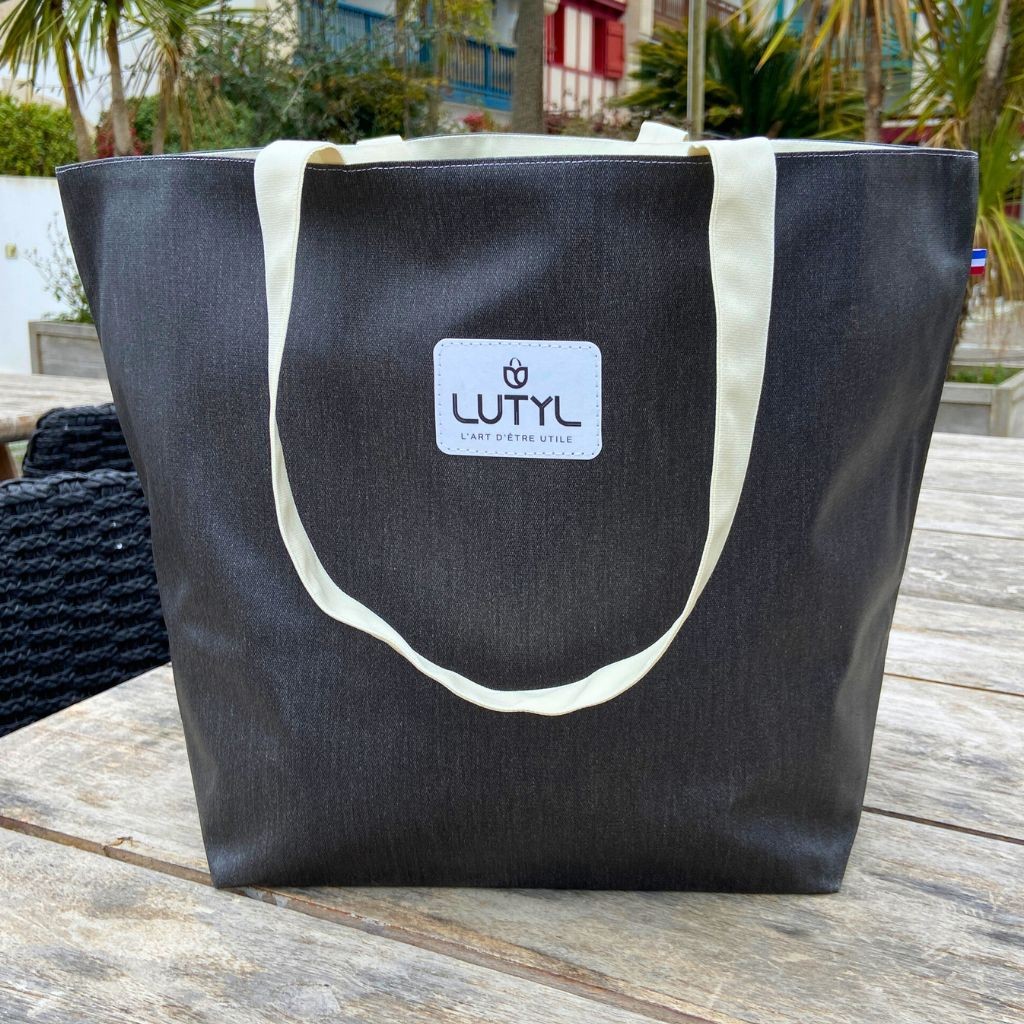 Sac cabas classique Lutyl noir et ecru en situation extérieure