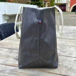 Profil du sac cabas classique Lutyl  noir et ecru  en situation extérieure