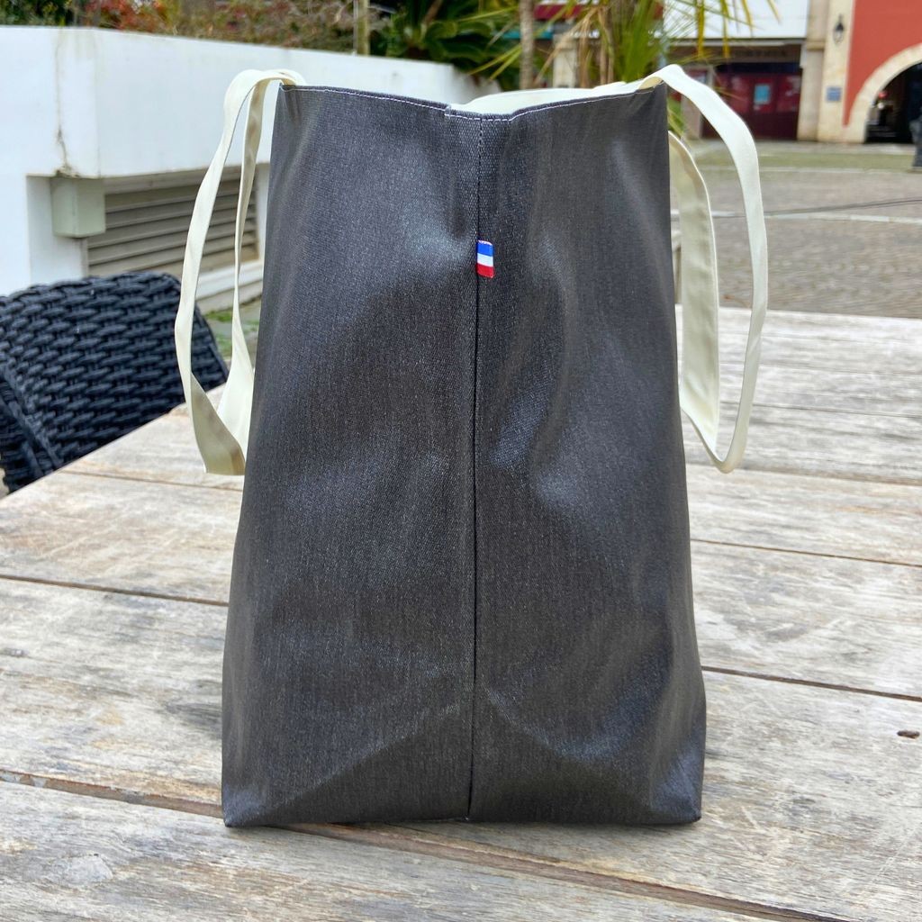 Profil du sac cabas classique Lutyl  noir et ecru  en situation extérieure