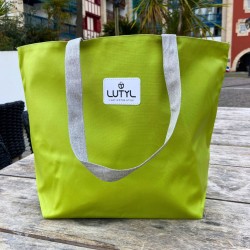 Sac cabas classique Lutyl vert anis et gris en situation extérieure