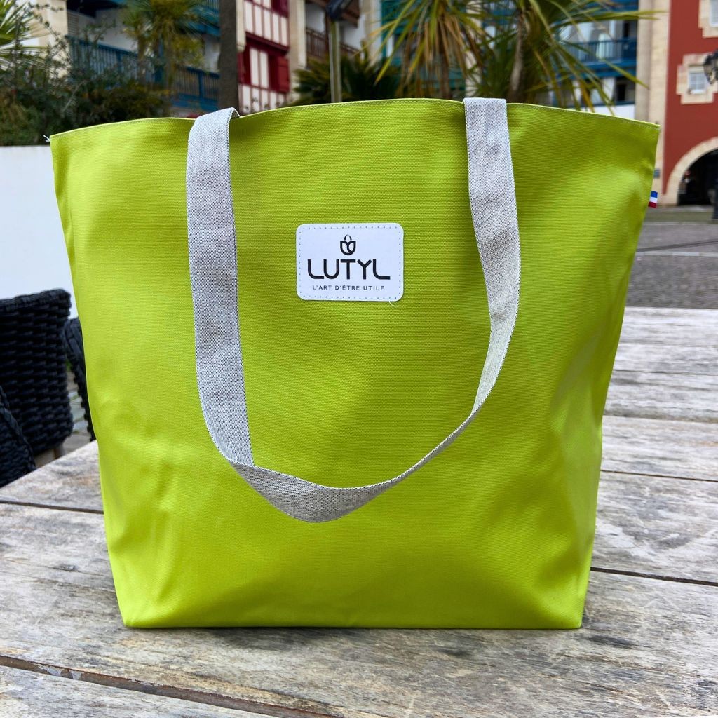 Sac cabas classique Lutyl vert anis et gris en situation extérieure