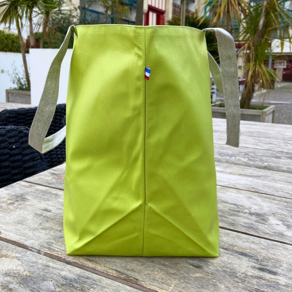 Profil du sac cabas classique Lutyl anis et gris en situation extérieure