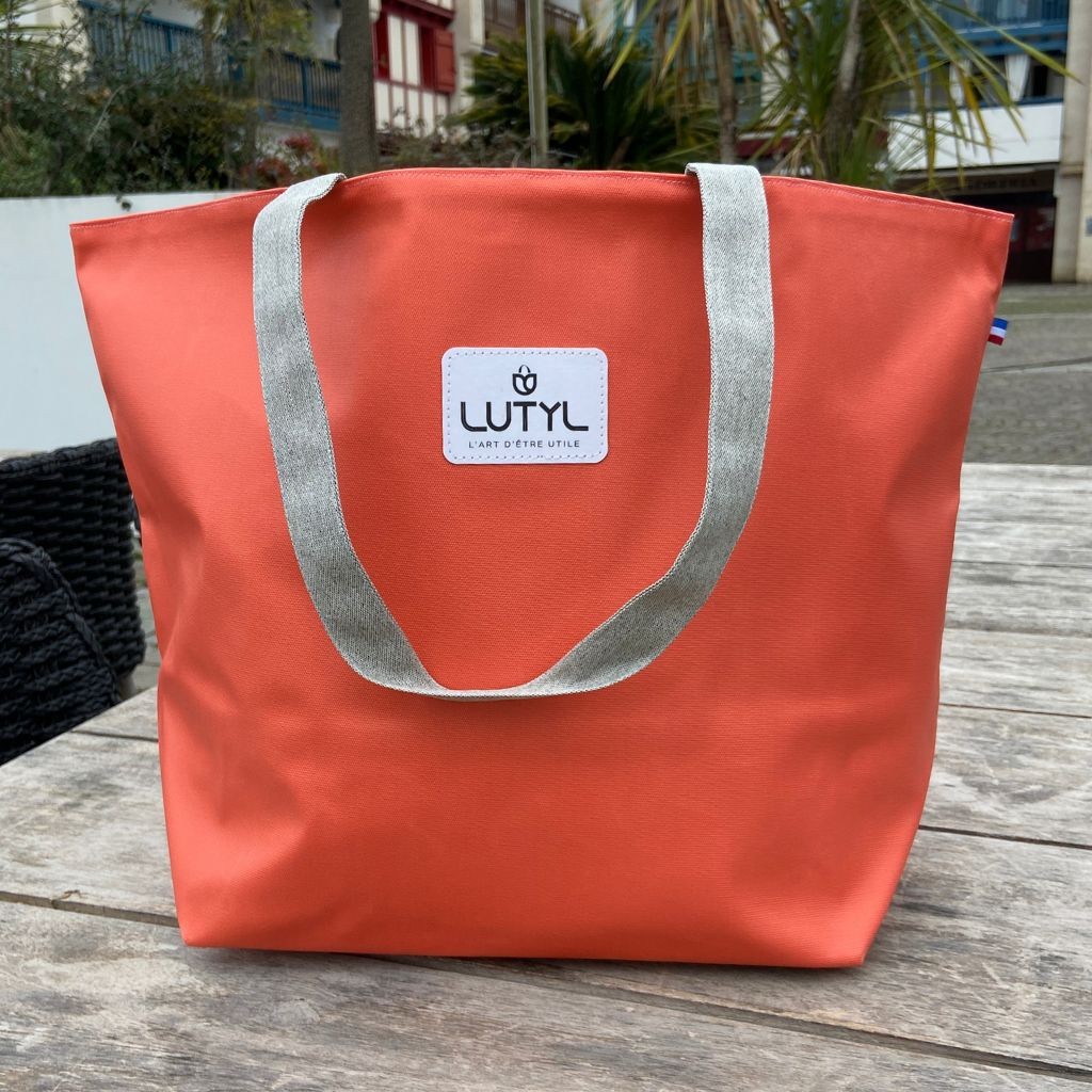 Sac cabas classique Lutyl orange corail et gris en situation extérieure