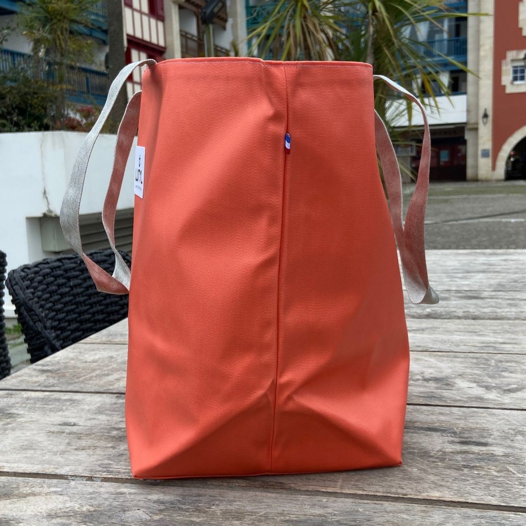 Profil du sac cabas classique Lutyl orange corail et gris en situation extérieure