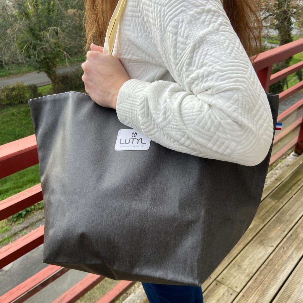 Cabas Lutyl Classique noir porté au bras