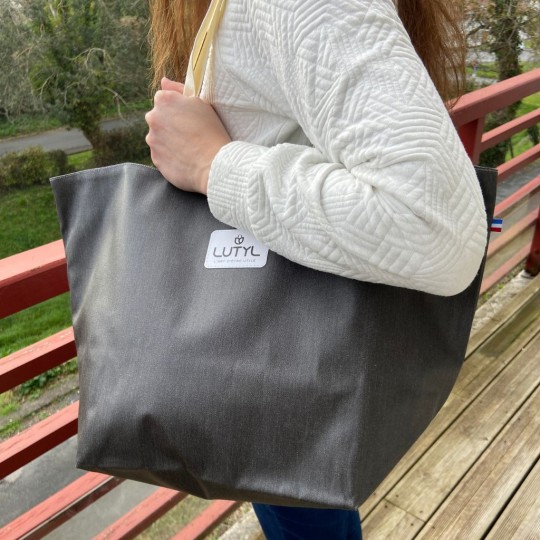 Cabas Lutyl Classique noir porté au bras