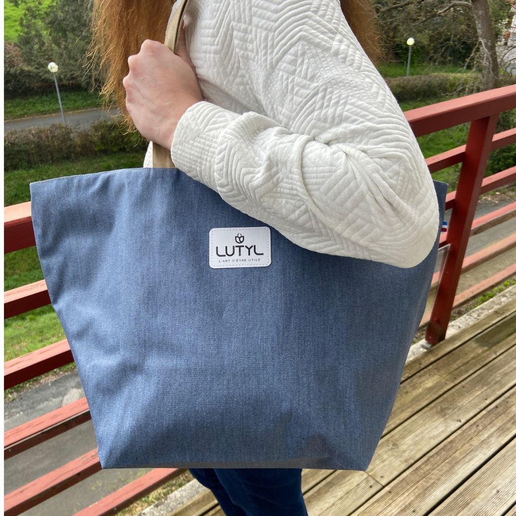 Cabas Lutyl Classique denim porté au bras