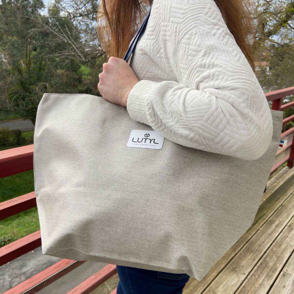 Cabas Lutyl Classique gris denim porté au bras