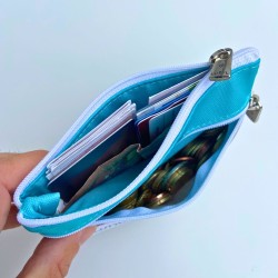 Porte-monnaie double zip Lutyl rempli avec cartes, billets et monnaie dans les compartiments séparés