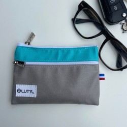 Porte-monnaie double zip Lutyl compact à côté de lunettes et clés pour montrer la taille