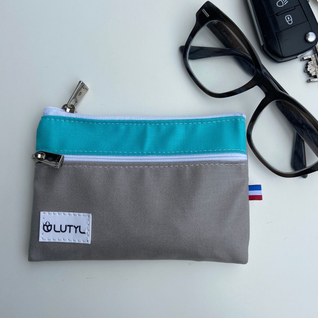 Porte-monnaie double zip Lutyl compact à côté de lunettes et clés pour montrer la taille