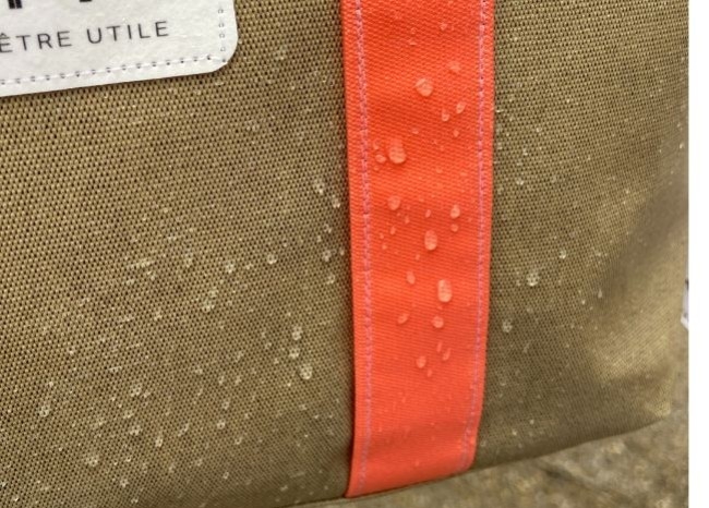 Qu’est-ce que la toile enduite ? Découvrez ce matériau durable et élégant pour vos sac et accessoires. 